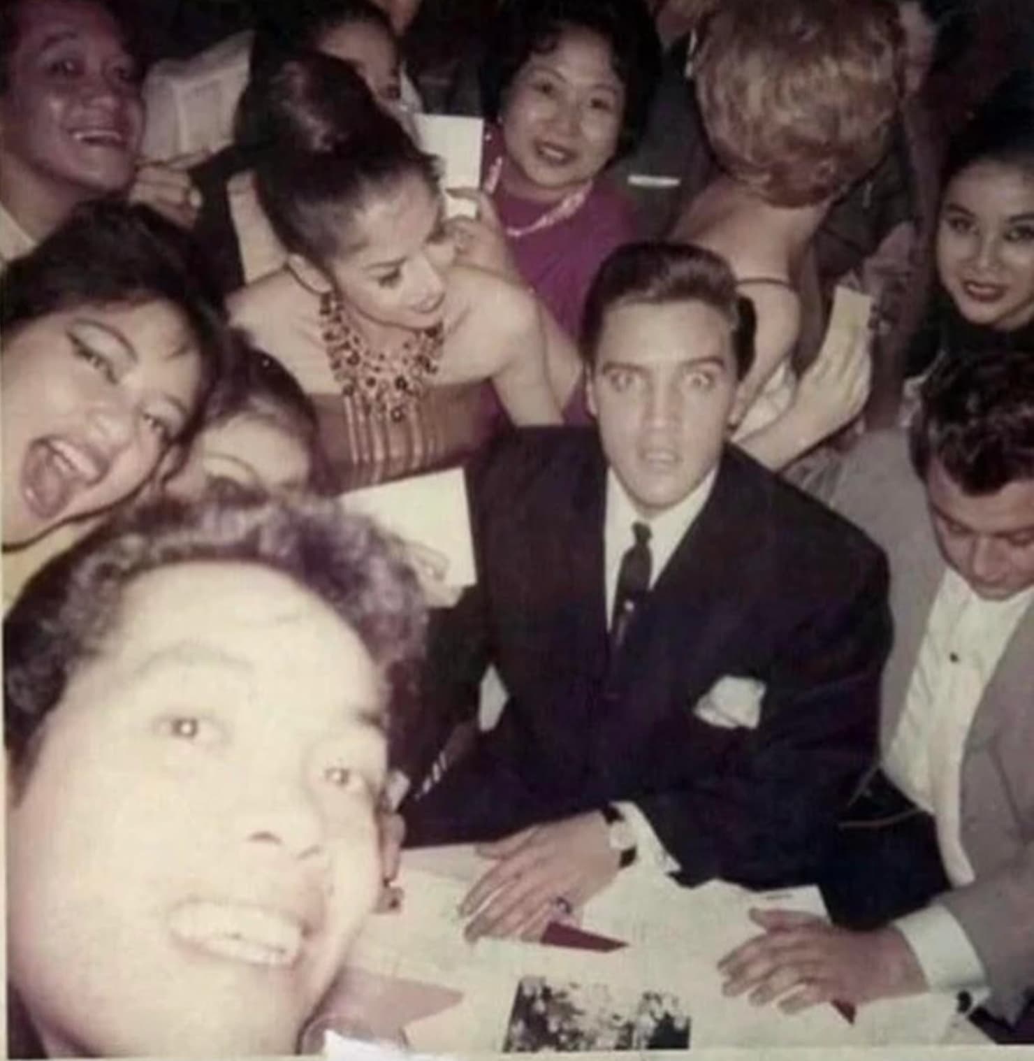 elvis selfie - 17